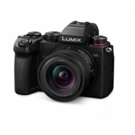 Kit LUMIX con fotocamera S5D e obiettivo S 18-40 mm / F4.5-6.3
